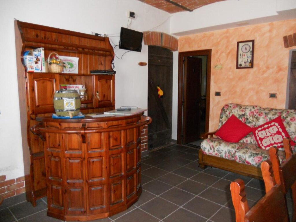 B&B Pervinca offre camere con vista sul giardino, camino,